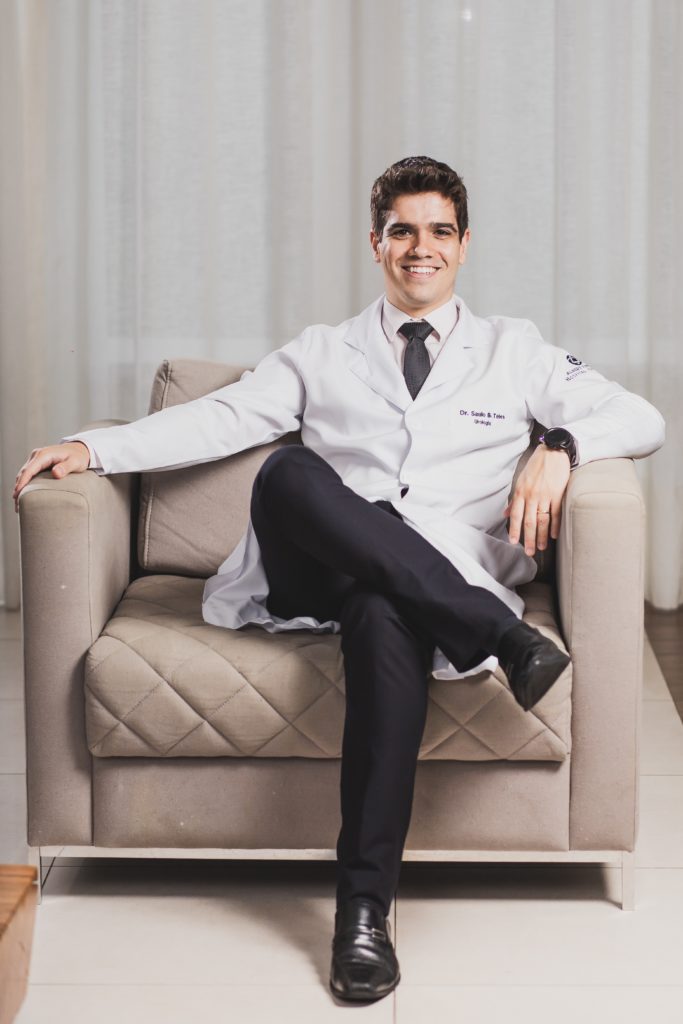 Dr. Saulo Teles no consultório de urologia